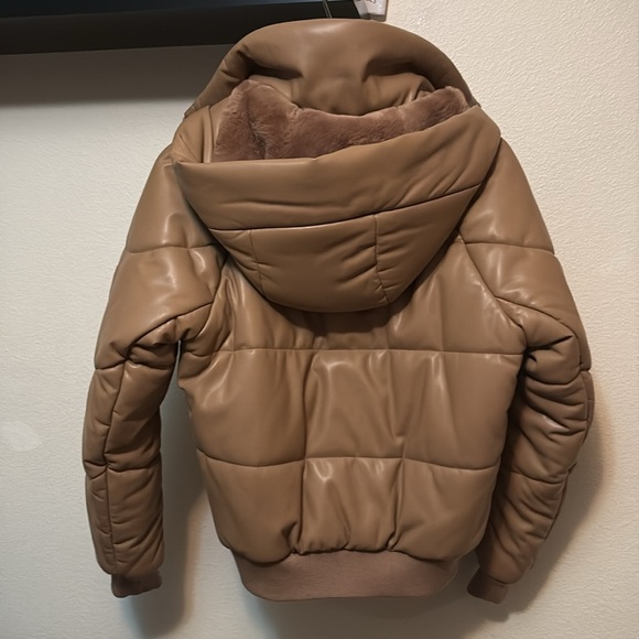 ALO Yoga Faux Leather Boss Puffer Jacket, Toasted Almond Sz XS NWT PRICE FIRM - Picture 2 of 16